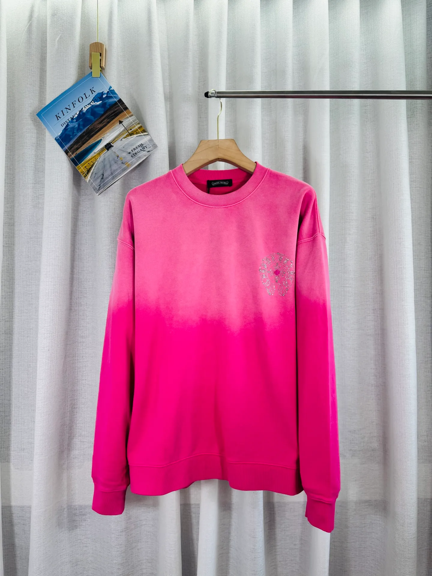 P290 top version, real shot without P, ​​different from market currency) 𝗖𝗵𝗿𝗼𝗺𝗲 𝗛𝗲𝗮𝗿𝘁𝘀/Croxin 2025 Autumn and Winter New Original Single Counter American 3D Rivets and Stickers Couple Casual Sweater 👑The highest version! Customized fabric 430g tripe terry fabric! American-style pickled and distressed original fabric, laser-burned flowers, rivets and diamonds, exquisite embroidery of letters! The best-selling model in the counter, very comfortable to wear. Accessories: original molded and authenticated collar label➕100% silk wash label. Genuine purchase-grade original hangtag➕matching hanging rope➕3D hanging beads➕original packaging bag. Craftsmanship: The original version has consistent wiring! The highest version of the armhole matching technique! Color: Pink Black Green Purple Size: S M L XL Style Number: 25-375